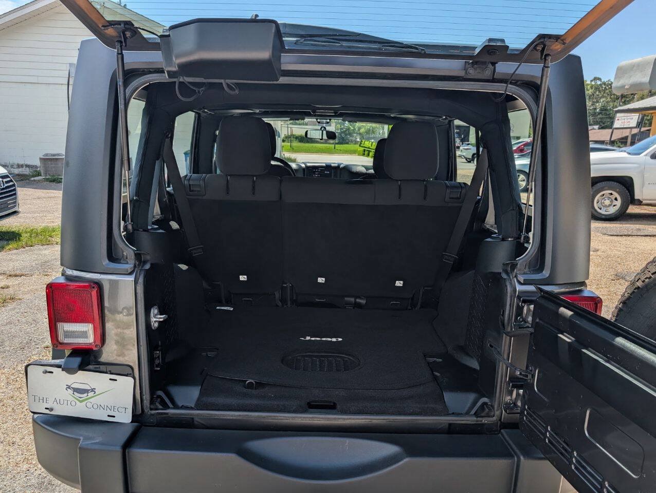 Used 2017 Jeep Wrangler Unlimited Sport w/ Connectivity Group AWD/4WD image 5
