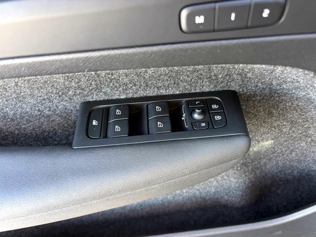 Used 2025 Volvo XC40 B5 Core image 10