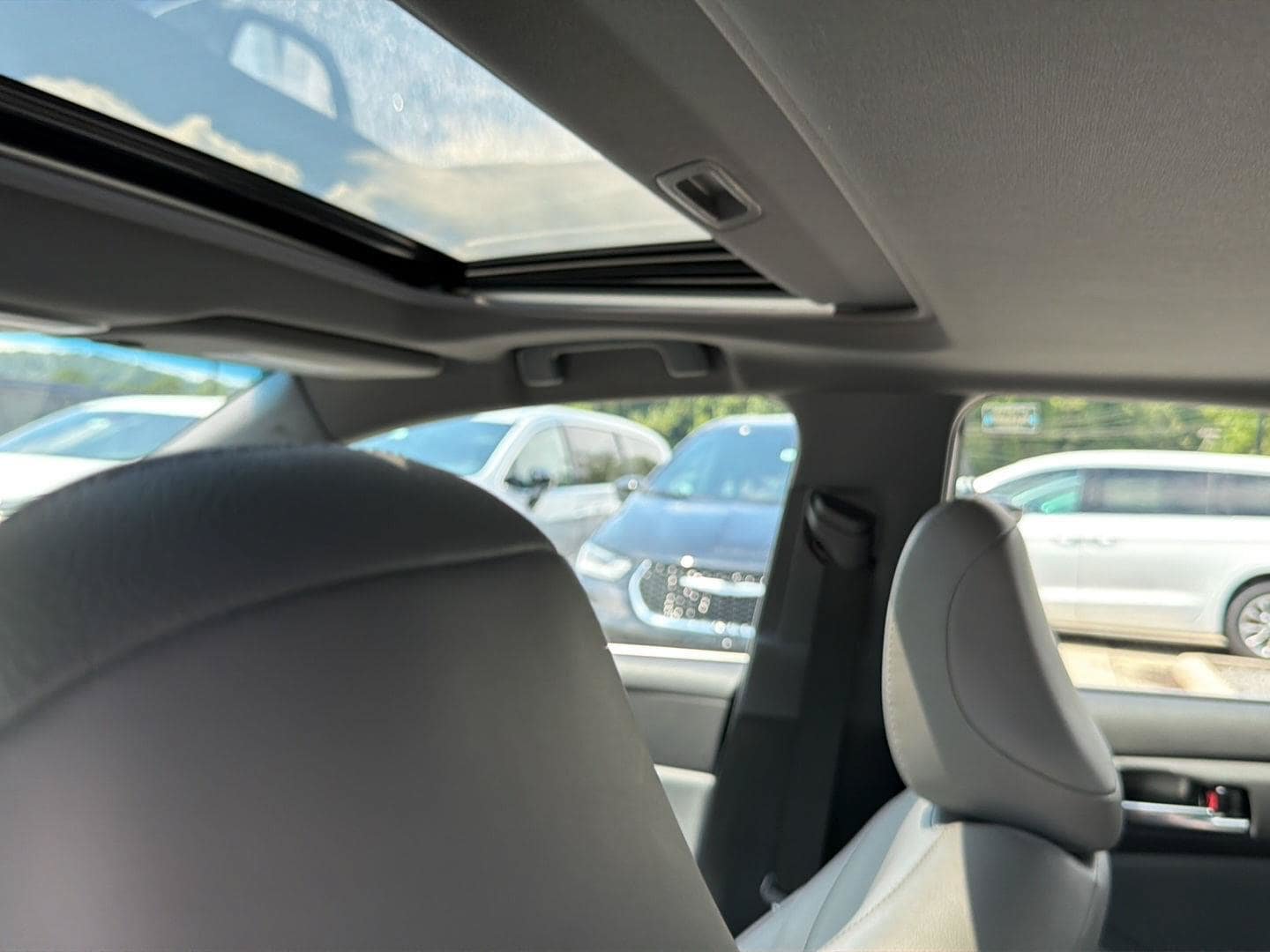 Used 2022 Toyota Avalon XLE w/ Moonroof Package FWD image 27