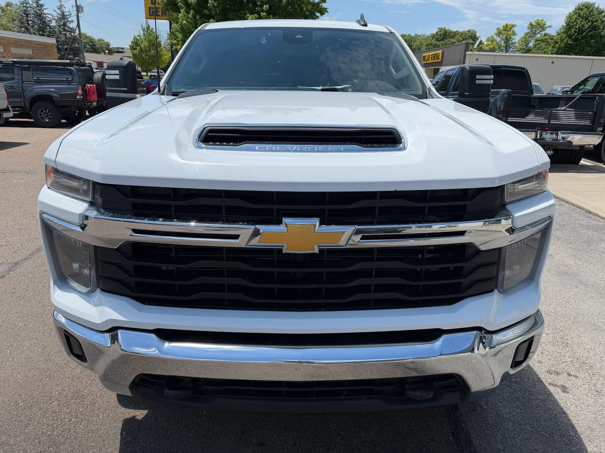Used 2024 Chevrolet Silverado 2500 LT AWD/4WD image 3