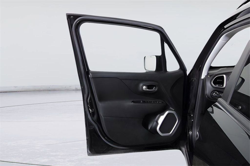 Used 2018 Jeep Renegade Latitude w/ Safety & Security Group AWD/4WD image 24