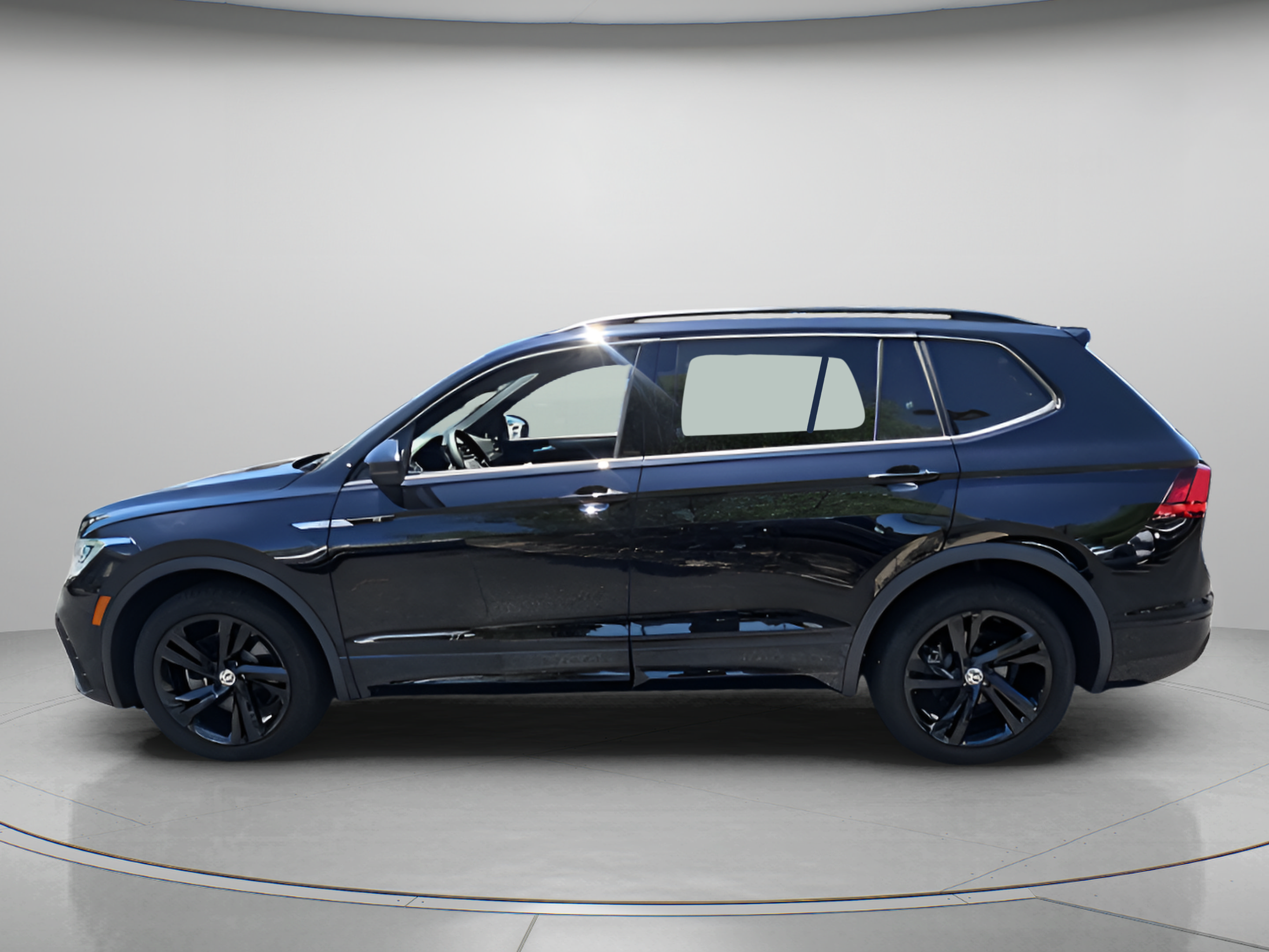 Certified 2024 Volkswagen Tiguan SE R-Line FWD image 2