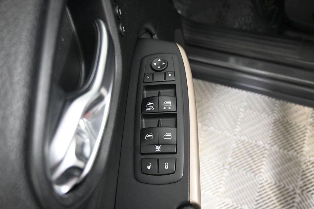 Used 2017 Jeep Cherokee Limited w/ Luxury Group AWD/4WD image 19