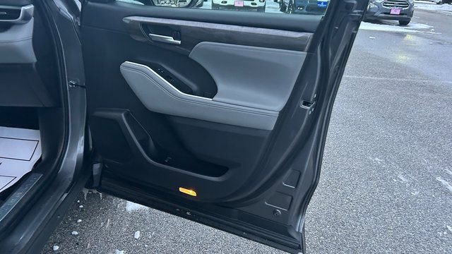 Used 2023 Toyota Highlander Limited image 44