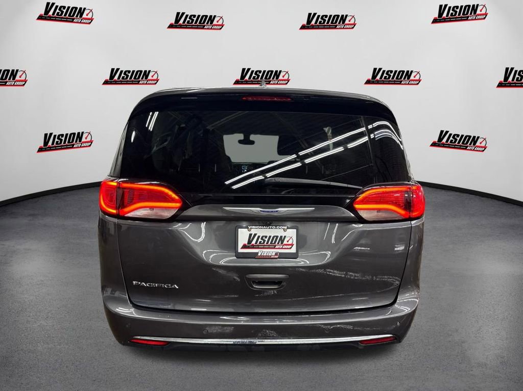 Used 2019 Chrysler Pacifica Touring-L image 6