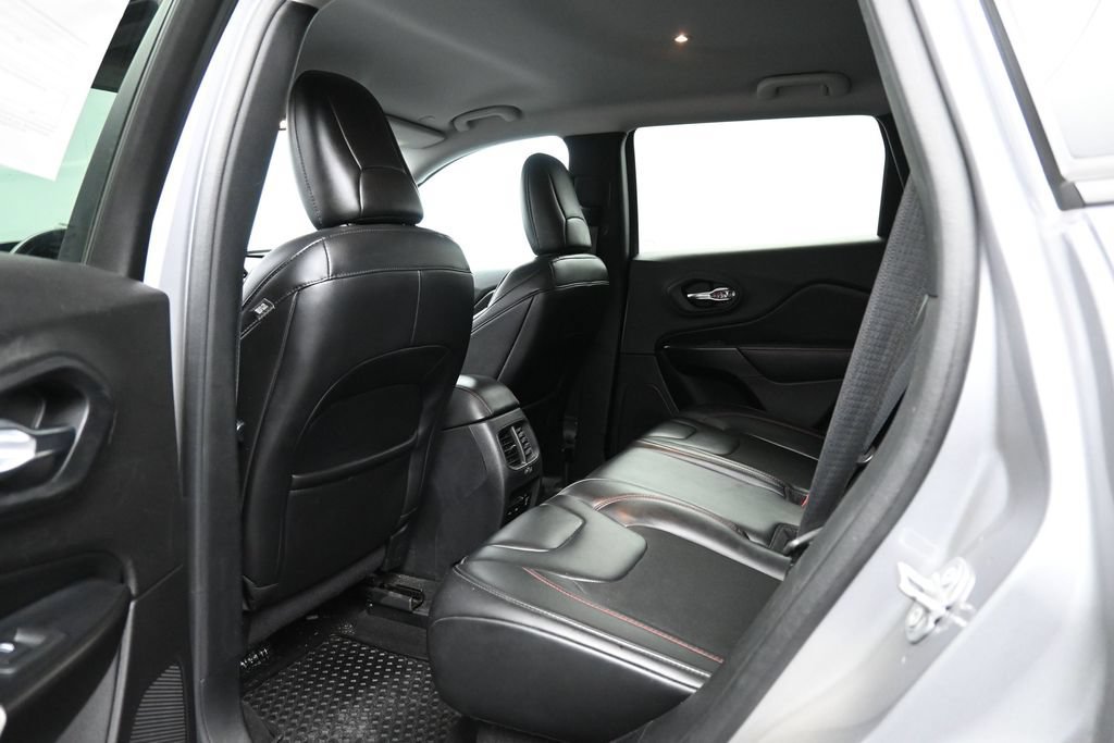 Used 2020 Jeep Cherokee Trailhawk AWD/4WD image 25