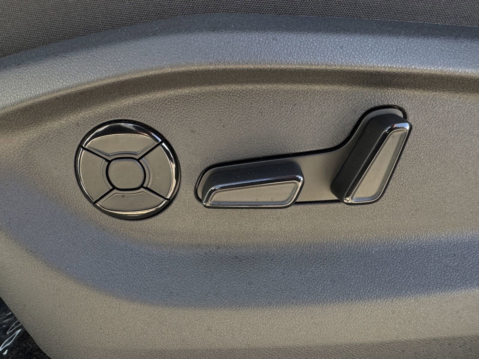 New 2026 Volkswagen Tiguan SE image 24