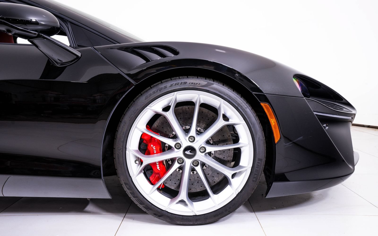 Used 2024 McLaren Artura RWD image 17