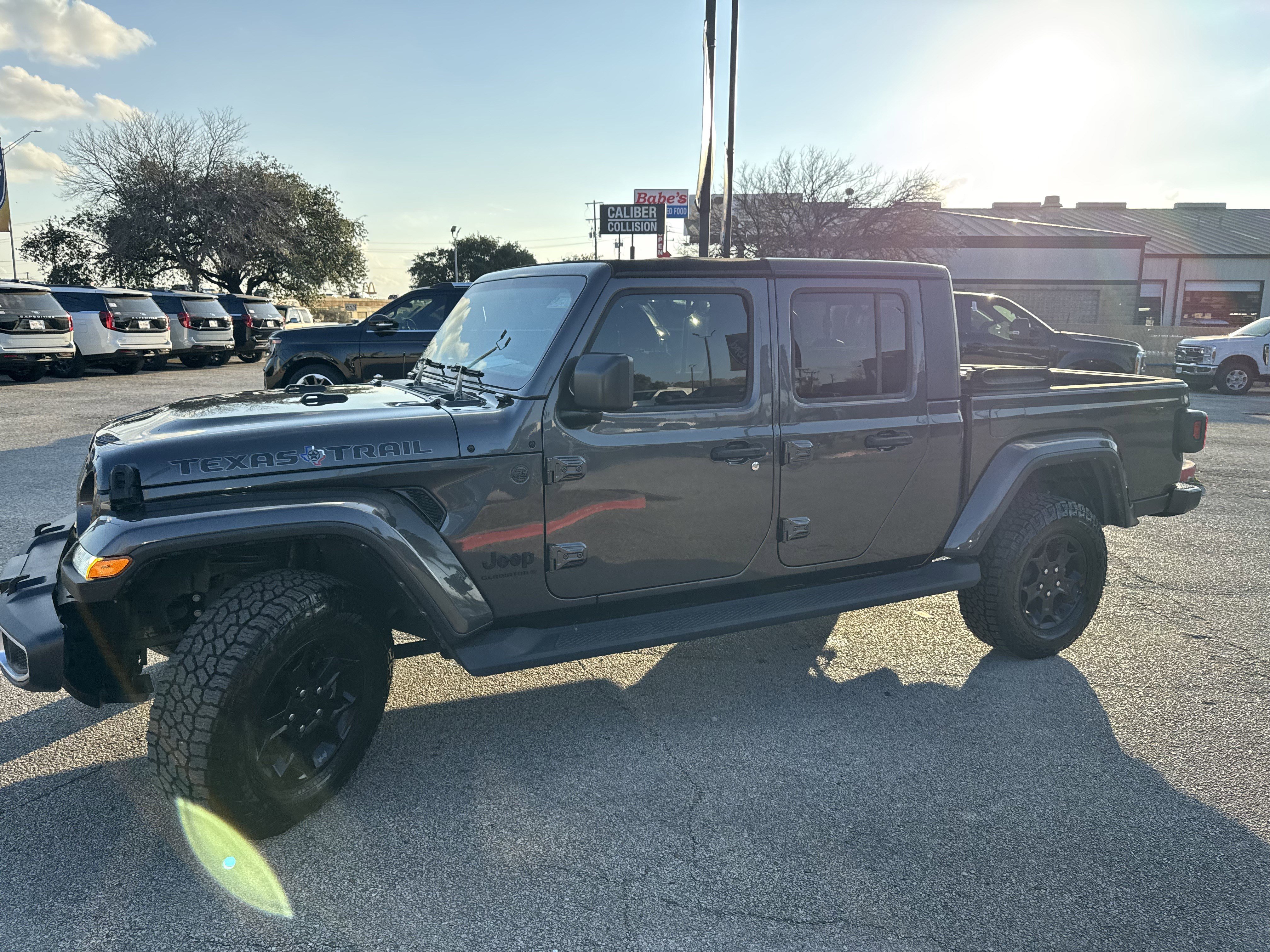 Used 2023 Jeep Gladiator Sport image 12