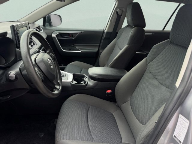 Used 2021 Toyota RAV4 LE AWD/4WD image 12