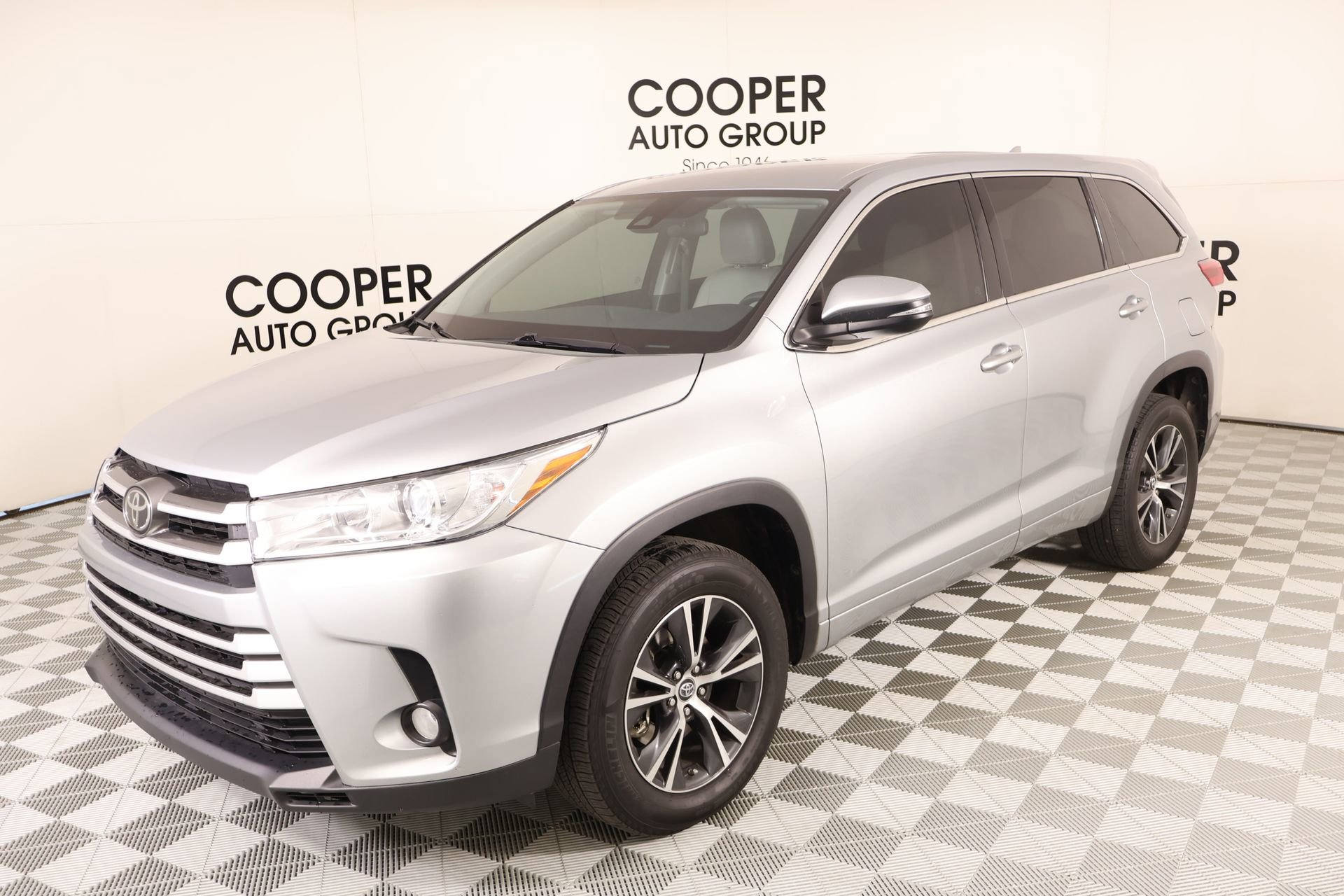 Used 2017 Toyota Highlander Plus FWD image 10