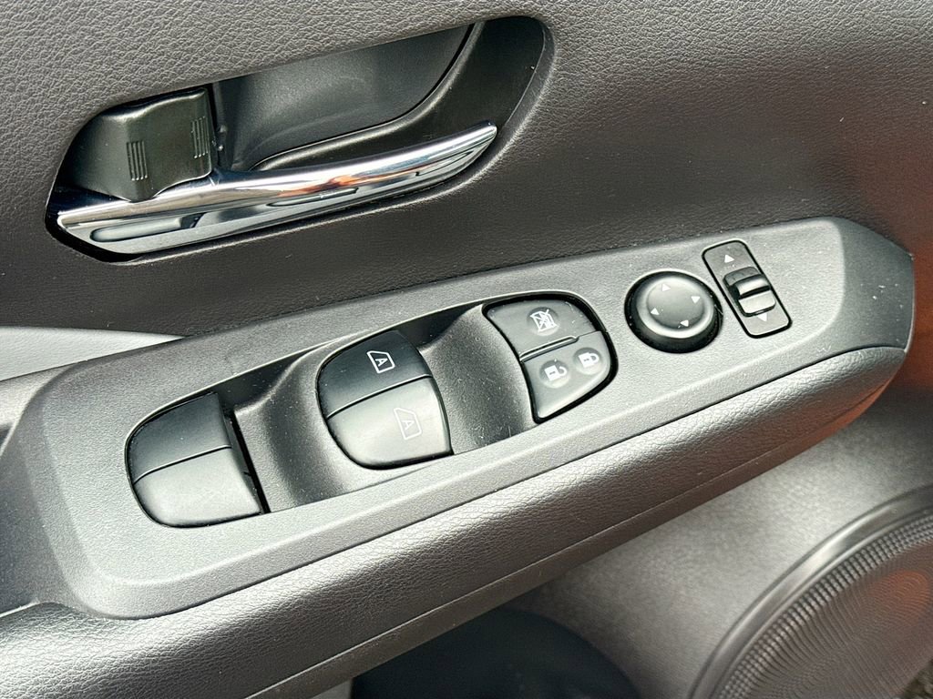 Used 2023 Nissan Kicks SR w/ SR Premium Package image 18