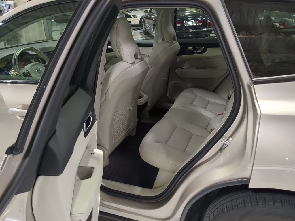 Used 2024 Volvo XC60 B5 Plus w/ Protection Package Premier AWD/4WD image 12