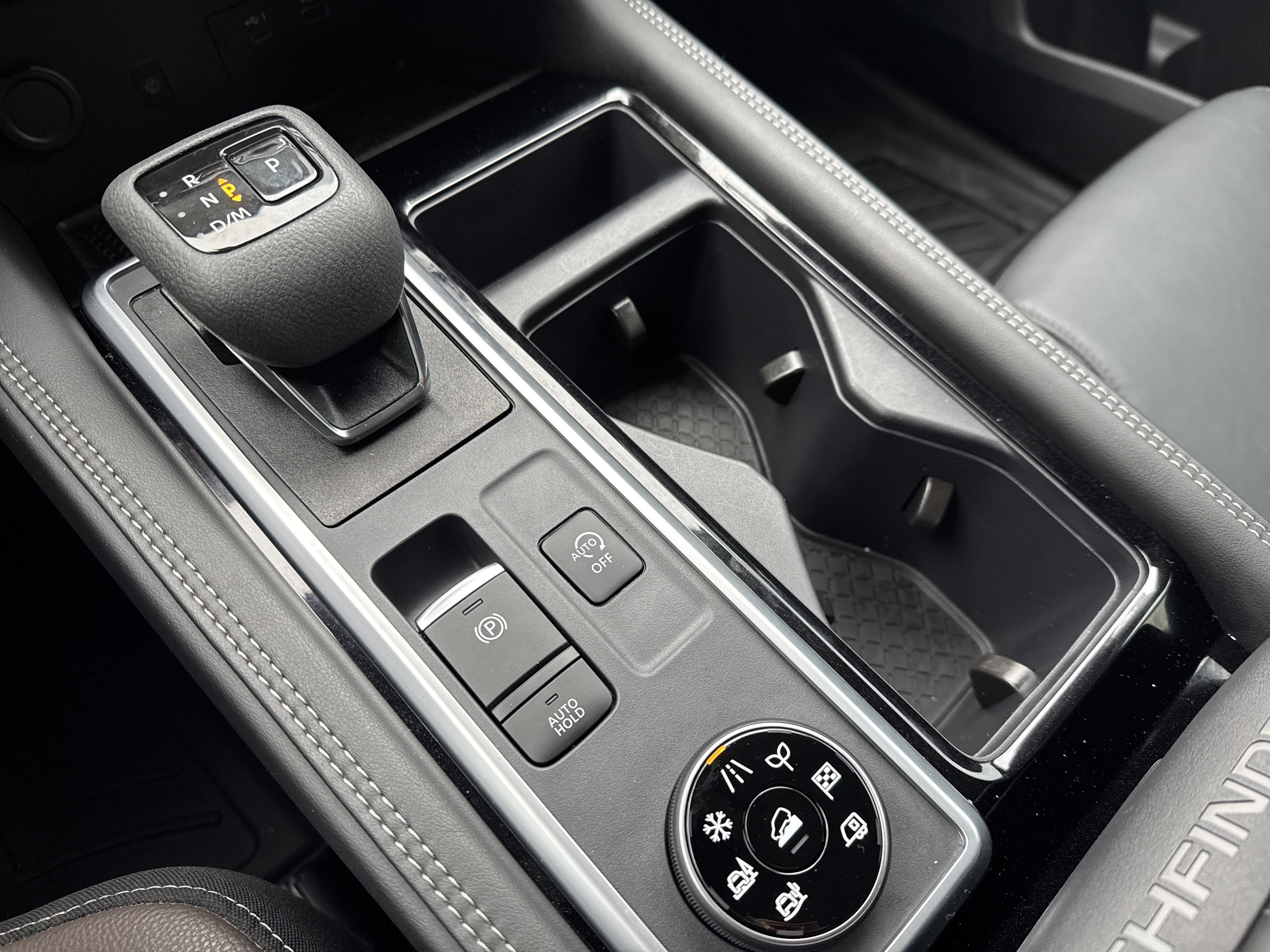 Used 2024 Nissan Pathfinder Platinum image 23