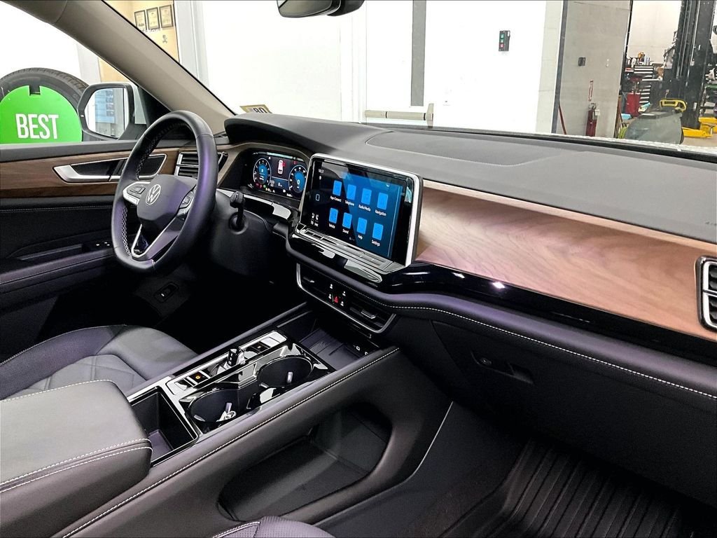 Used 2025 Volkswagen Atlas SE AWD/4WD image 14