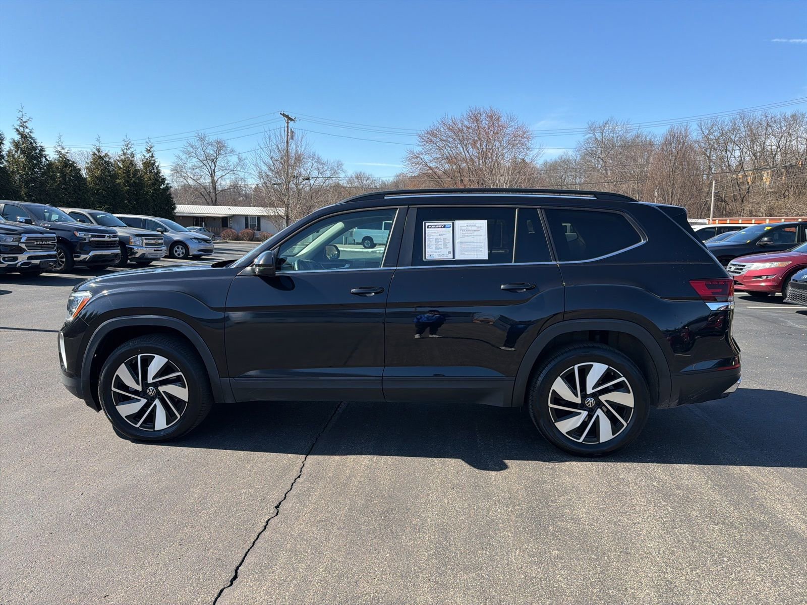 Used 2025 Volkswagen Atlas SE AWD/4WD image 2