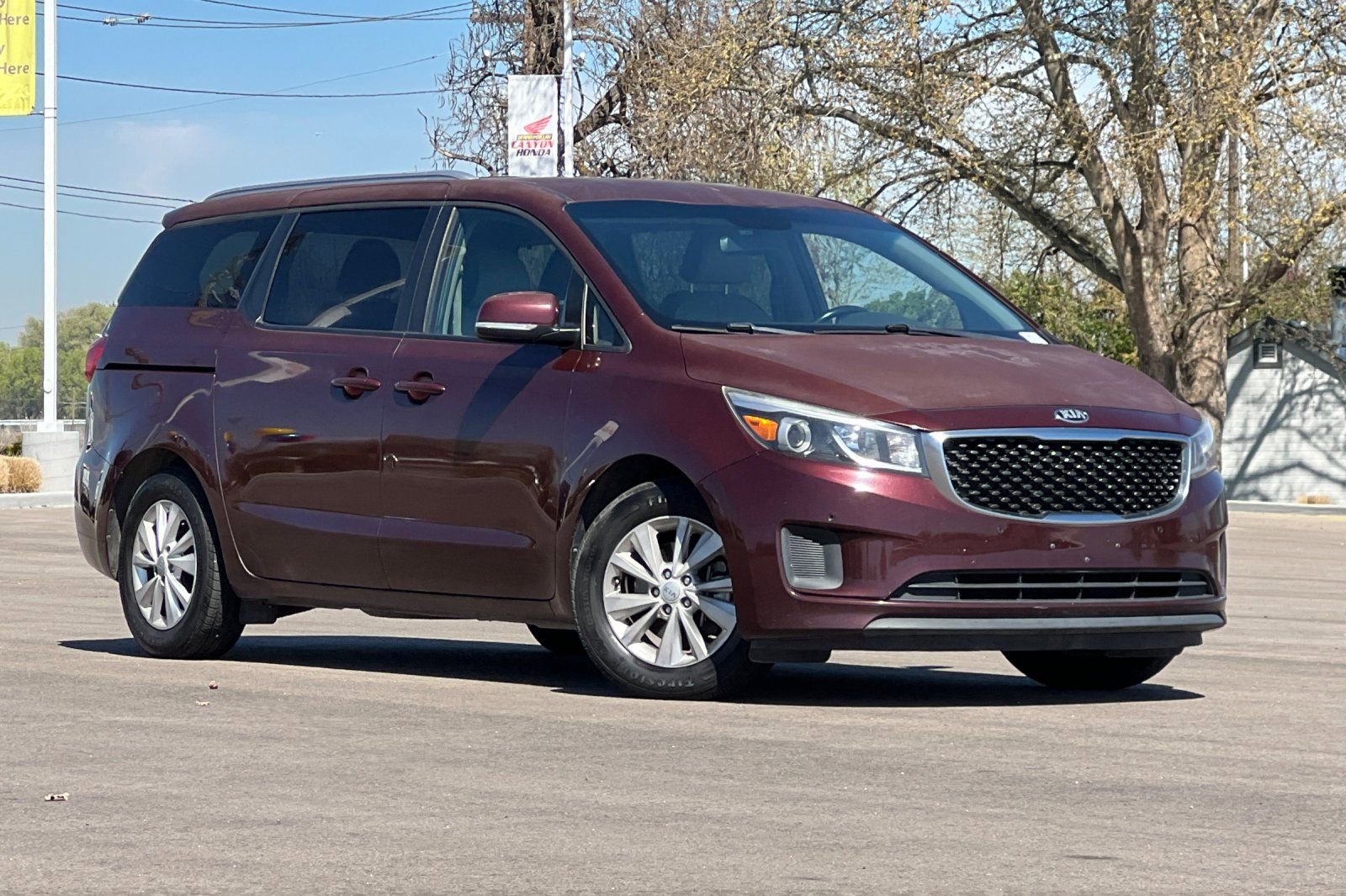 Used 2017 Kia Sedona LX w/ LX Essentials Premium Package image 2