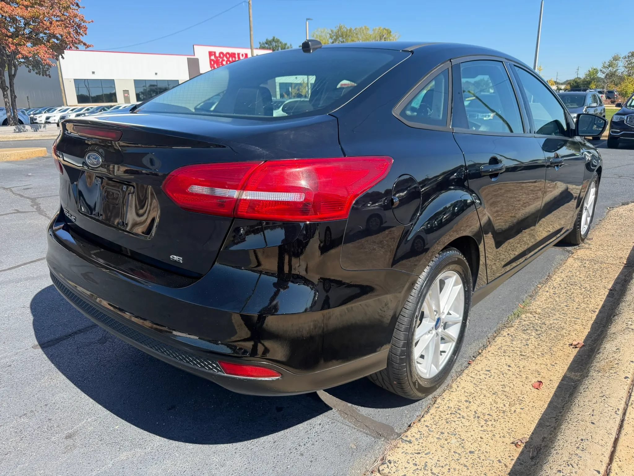 Used 2017 Ford Focus SE FWD image 7