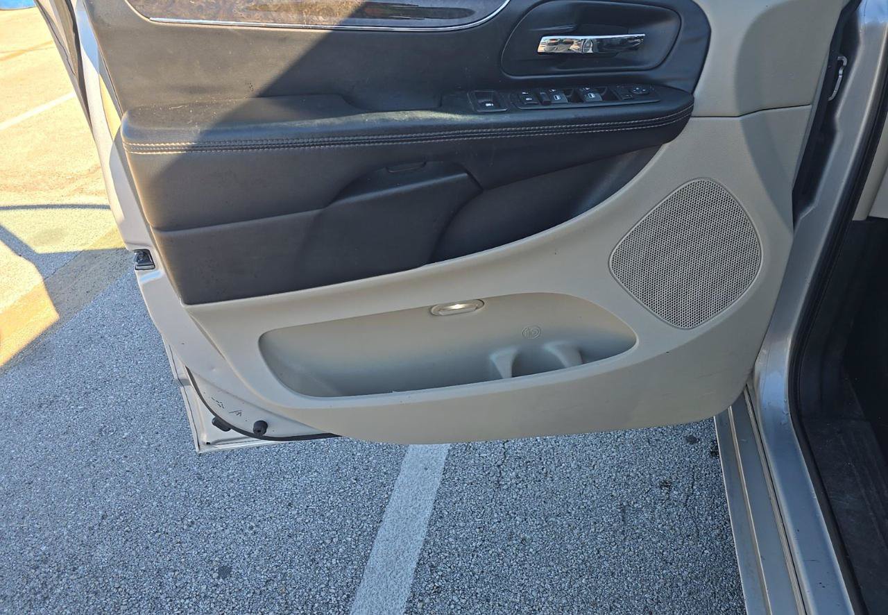 Used 2012 Chrysler Town & Country Touring w/ Entertainment Group #1 FWD image 12