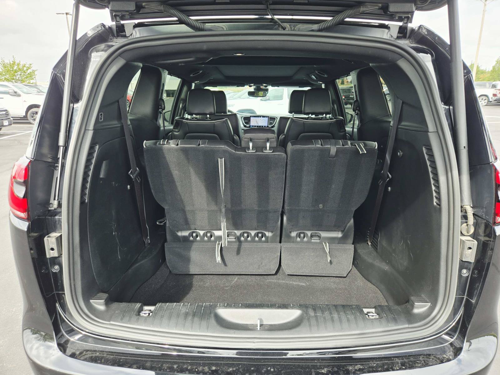 Used 2025 Chrysler Pacifica Limited FWD image 16