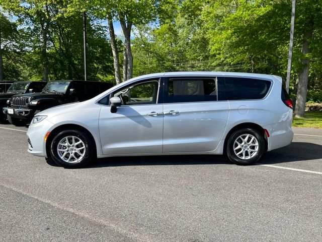 Used 2023 Chrysler Pacifica Touring-L FWD image 12