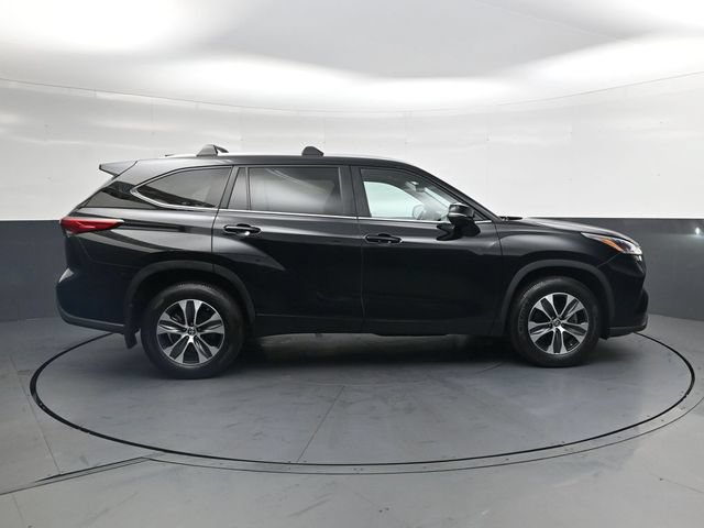 Used 2023 Toyota Highlander XLE AWD/4WD image 3