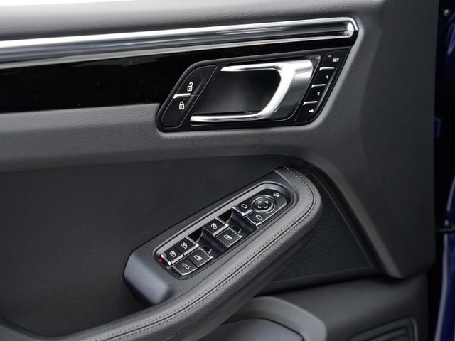 Certified 2025 Porsche Macan AWD/4WD image 7