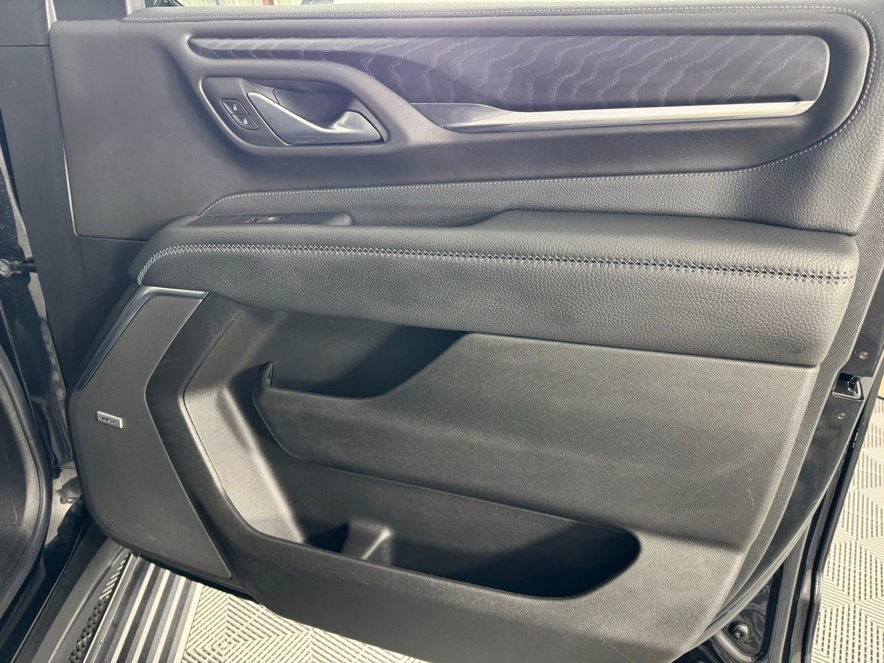 Used 2022 GMC Yukon XL Denali w/ Denali Premium Package image 33