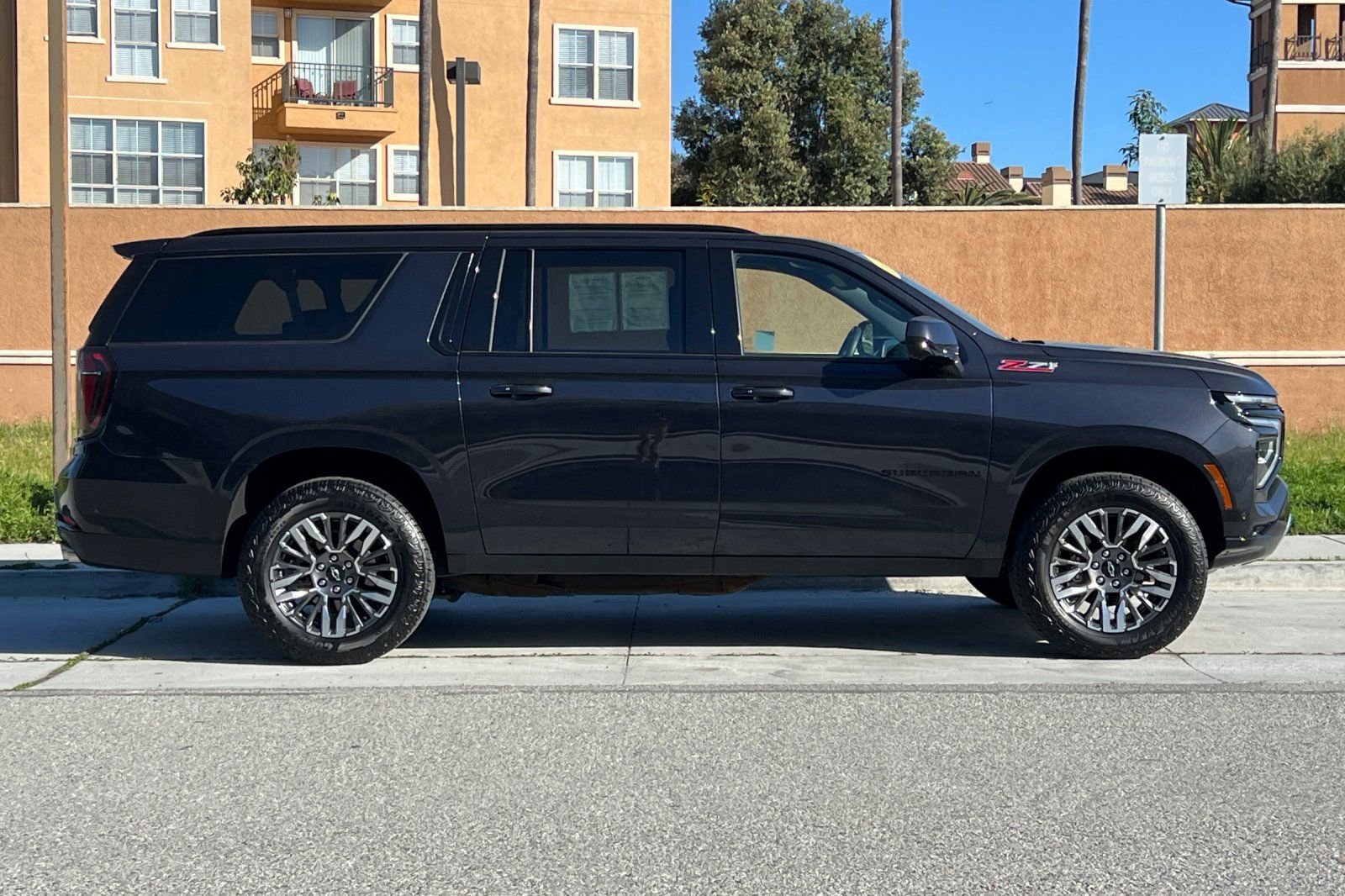 Used 2025 Chevrolet Suburban Z71 AWD/4WD image 3
