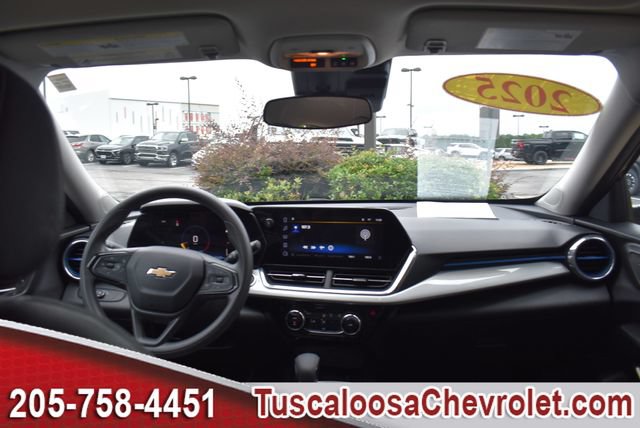 Certified 2025 Chevrolet Trax LT FWD image 3