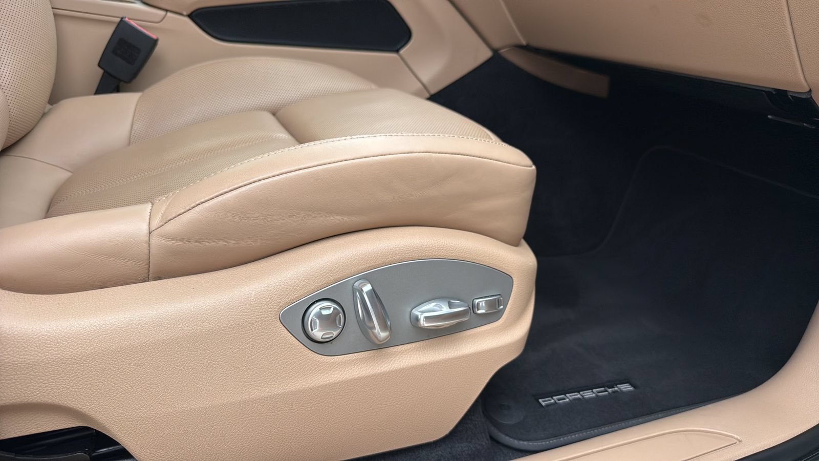 Used 2024 Porsche Macan w/ Premium Plus Package AWD/4WD image 24