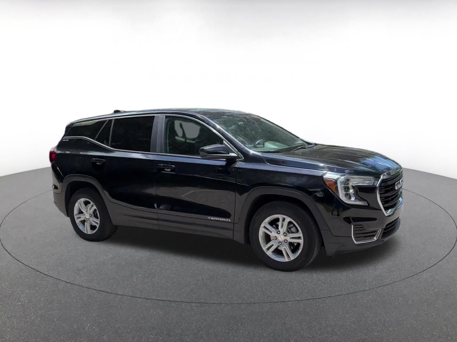Used 2024 GMC Terrain SLE FWD image 3