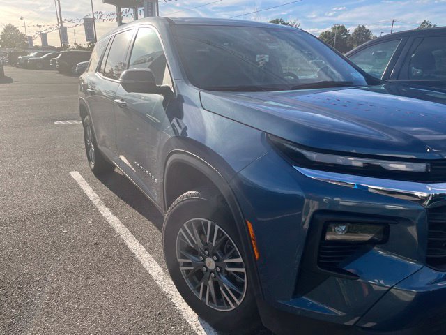 Used 2024 Chevrolet Traverse LS AWD/4WD image 2