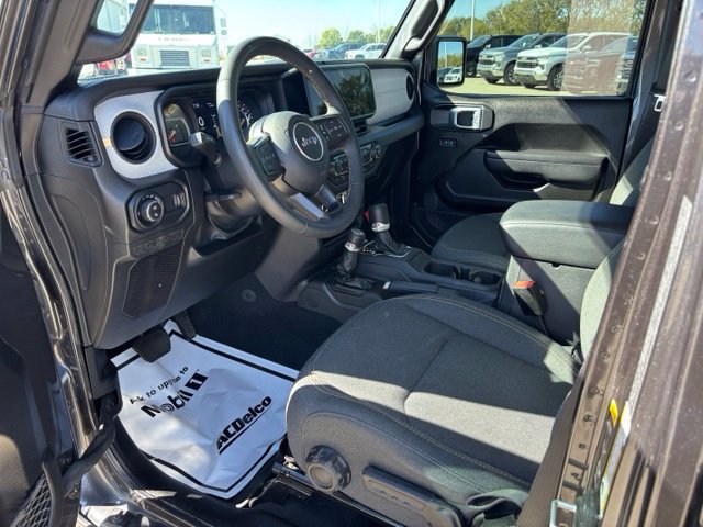 Used 2024 Jeep Gladiator Sport AWD/4WD image 10