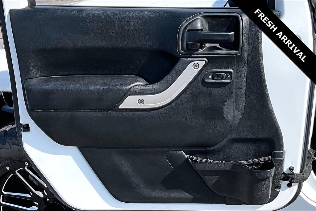 Used 2018 Jeep Wrangler Unlimited Sahara w/ Connectivity Group AWD/4WD image 19