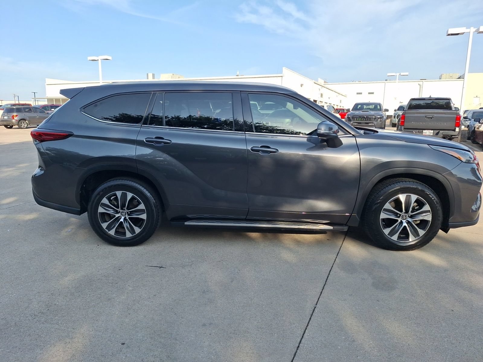Used 2022 Toyota Highlander XLE FWD image 7