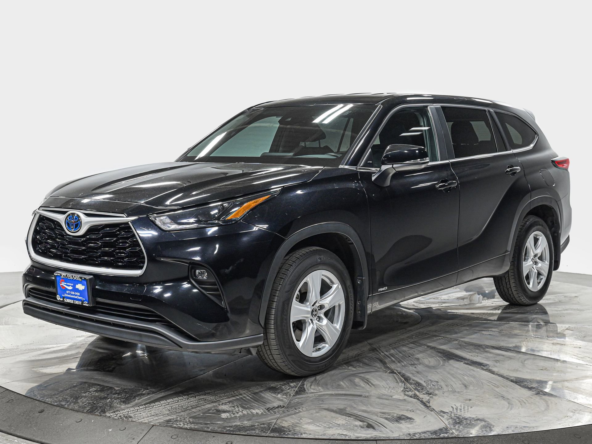 Used 2023 Toyota Highlander LE AWD/4WD image 1