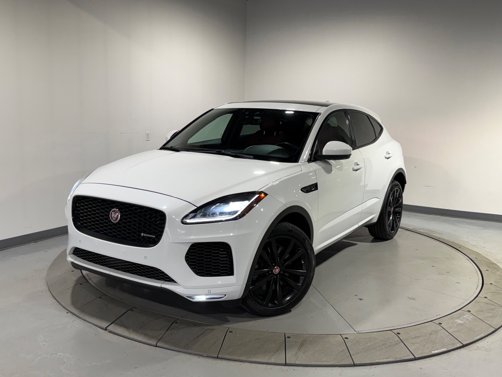 Used 2019 Jaguar E-PACE R-Dynamic SE image 3