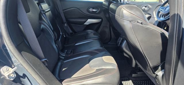 Used 2017 Jeep Cherokee Trailhawk w/ Cold Weather Group AWD/4WD image 14