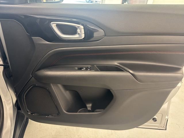 Used 2025 Jeep Compass Trailhawk AWD/4WD image 24