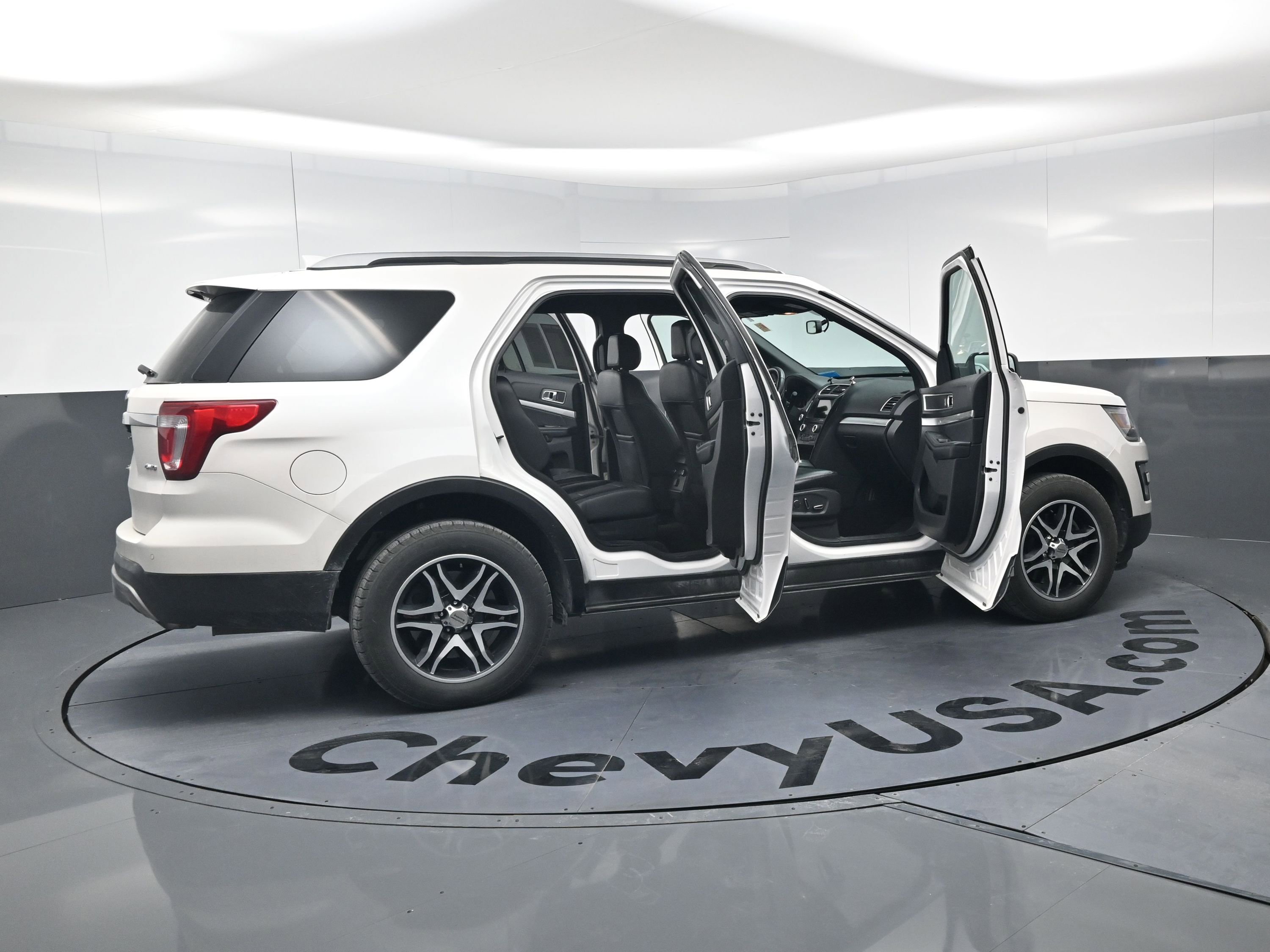 Used 2017 Ford Explorer XLT w/ Equipment Group 202A image 16