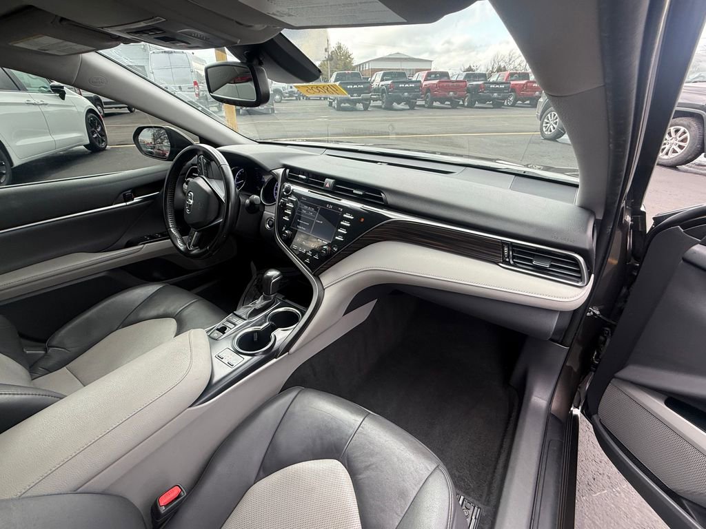 Used 2020 Toyota Camry XLE image 14