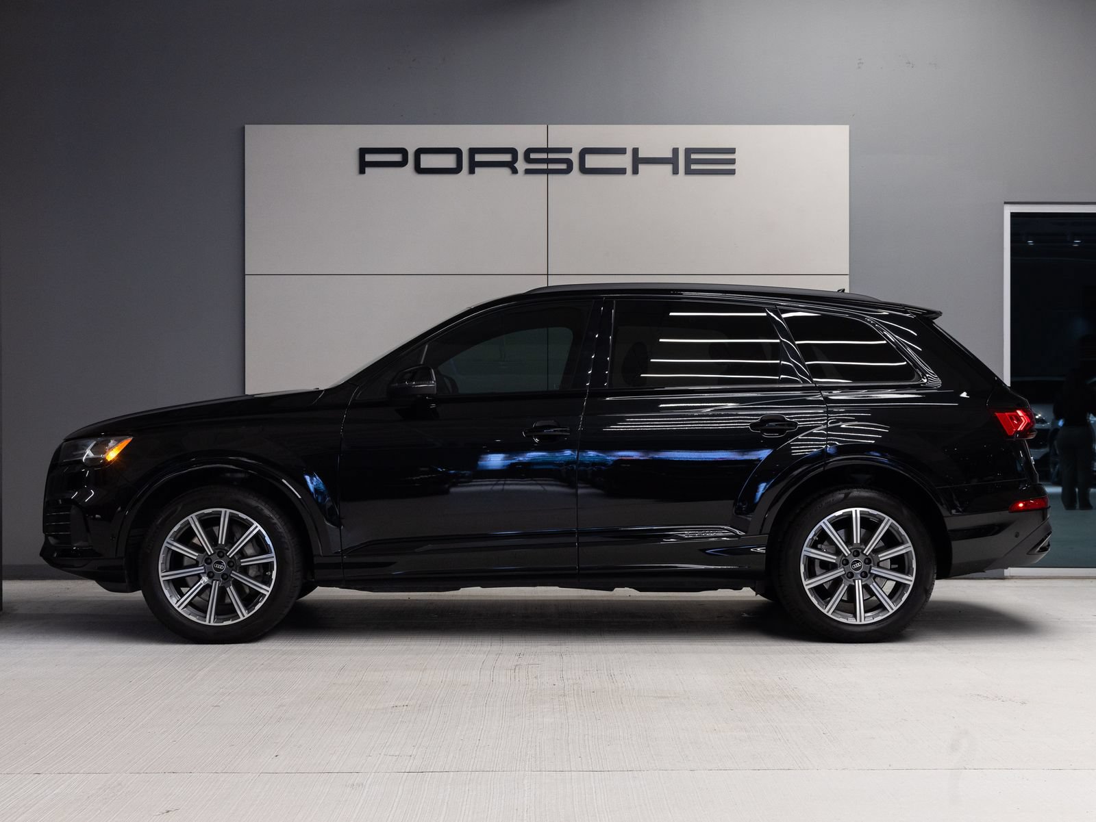 Used 2022 Audi Q7 2.0T Premium Plus w/ Premium Plus Package AWD/4WD image 2