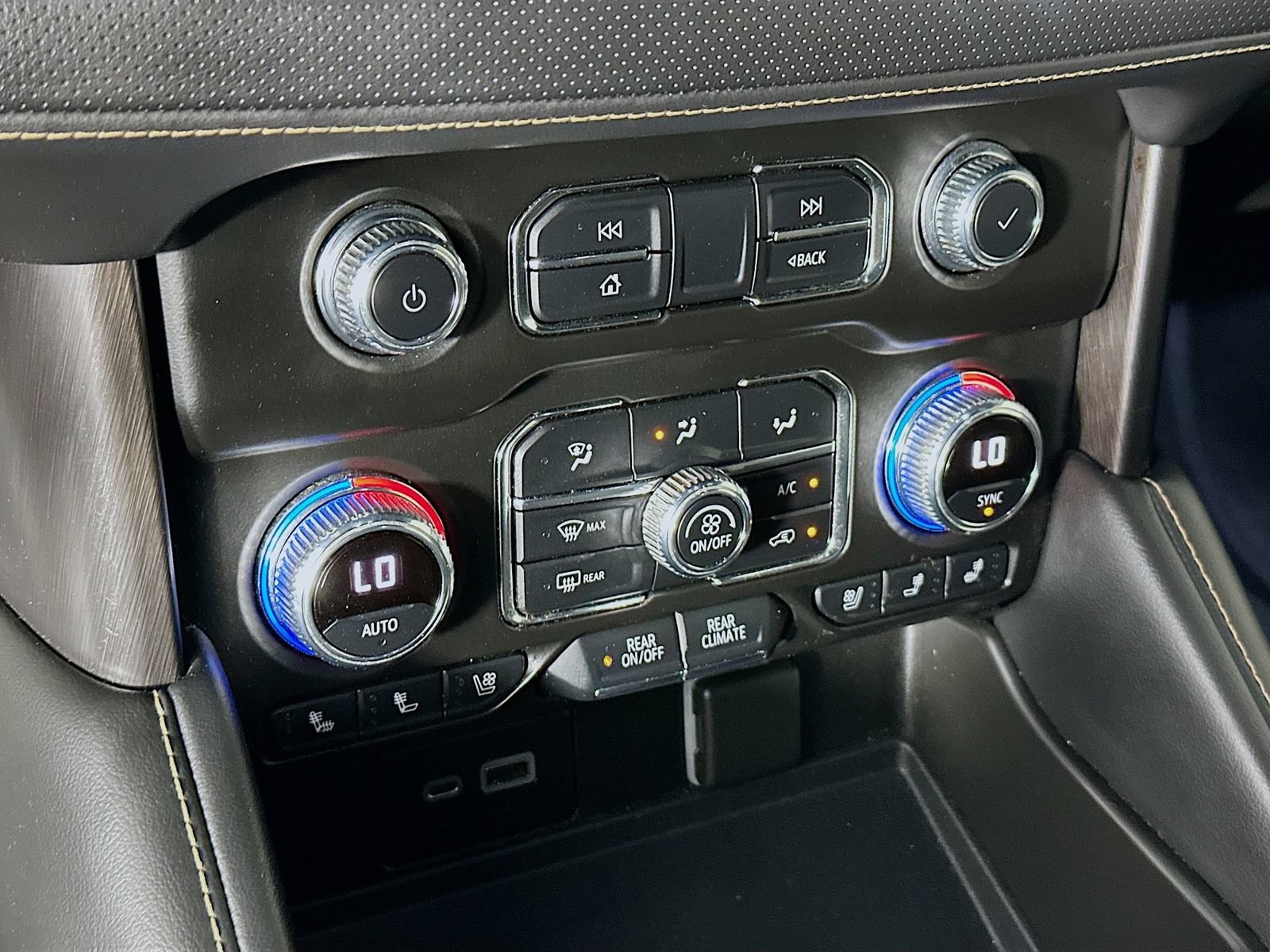 Used 2022 GMC Yukon XL AT4 AWD/4WD image 16