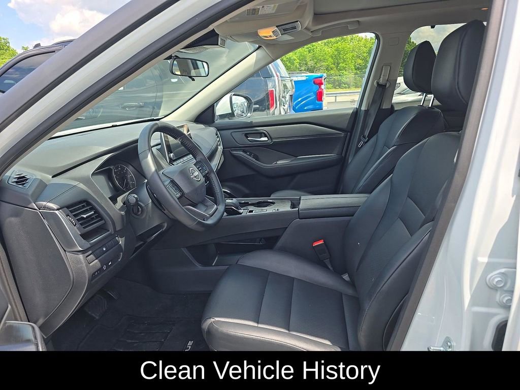 Used 2025 Nissan Rogue SV w/ SV Premium Package FWD image 4
