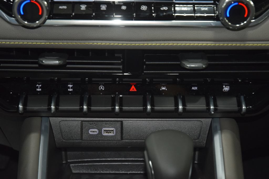 New 2026 Chevrolet Colorado ZR2 w/ Technology Package AWD/4WD image 37