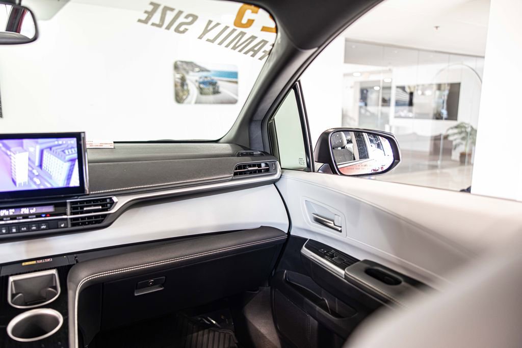 Used 2025 Toyota Sienna XSE image 40