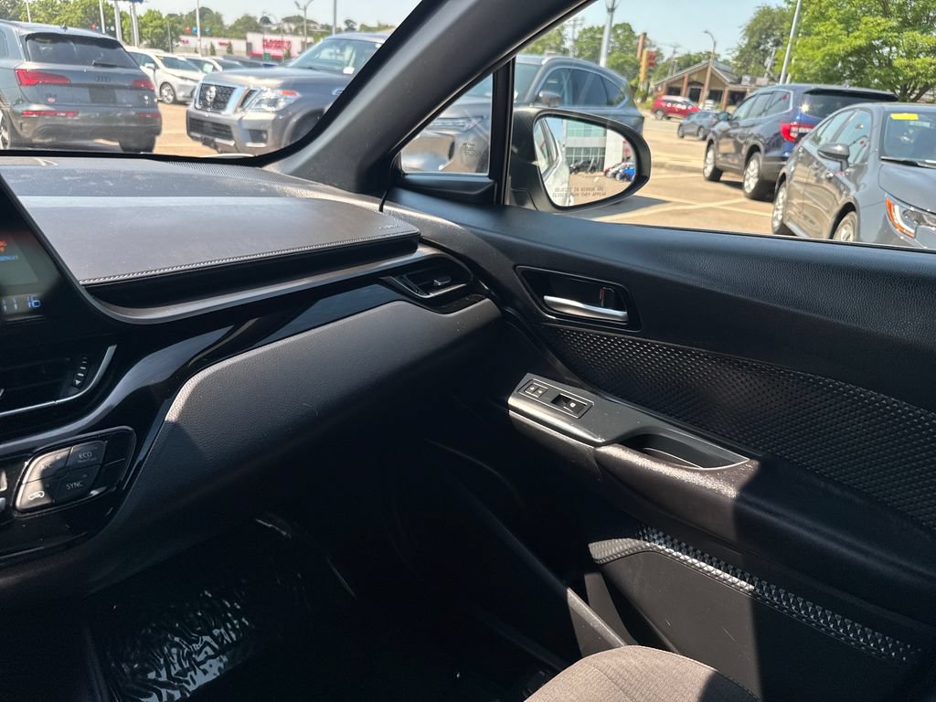 Used 2019 Toyota C-HR LE FWD image 27