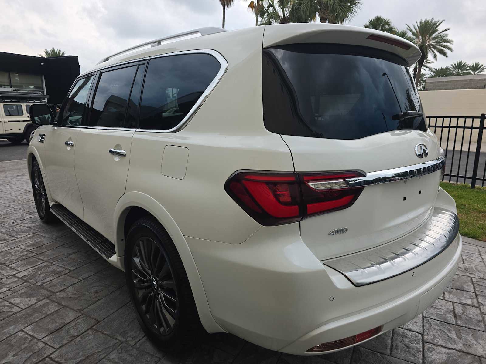 Certified 2024 INFINITI QX80 Sensory w/ Cargo Package AWD/4WD image 7