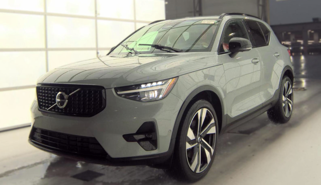 Used 2024 Volvo XC40 B5 Plus w/ Protection Package Premier AWD/4WD image 1